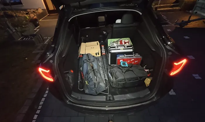 Vollständig ausgestatteter Kofferraum des Einsatzwagens